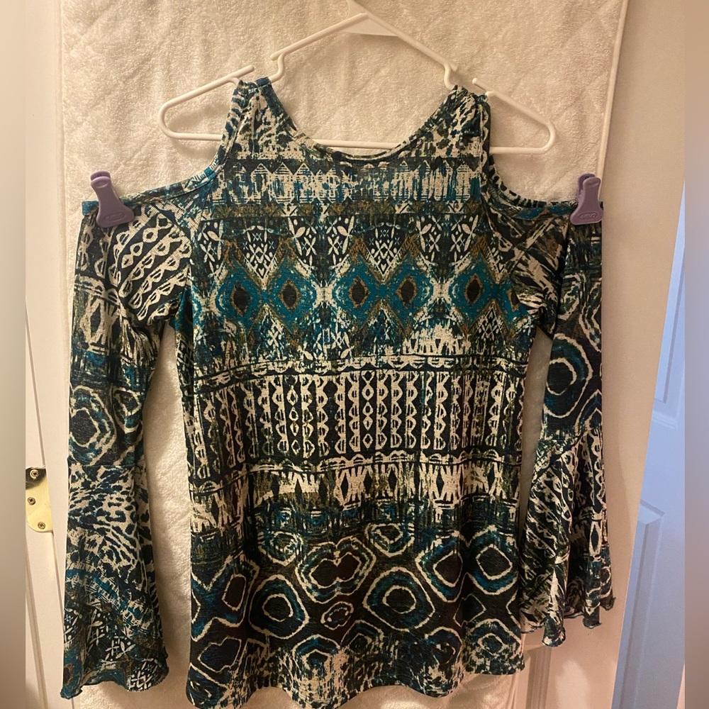 ELON “ cold shoulder” Green, black and white.